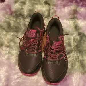 ASICS WOMEN’S TRAIL SCOUT 2 IN BLACK FUCHSIA RED SIZE 10